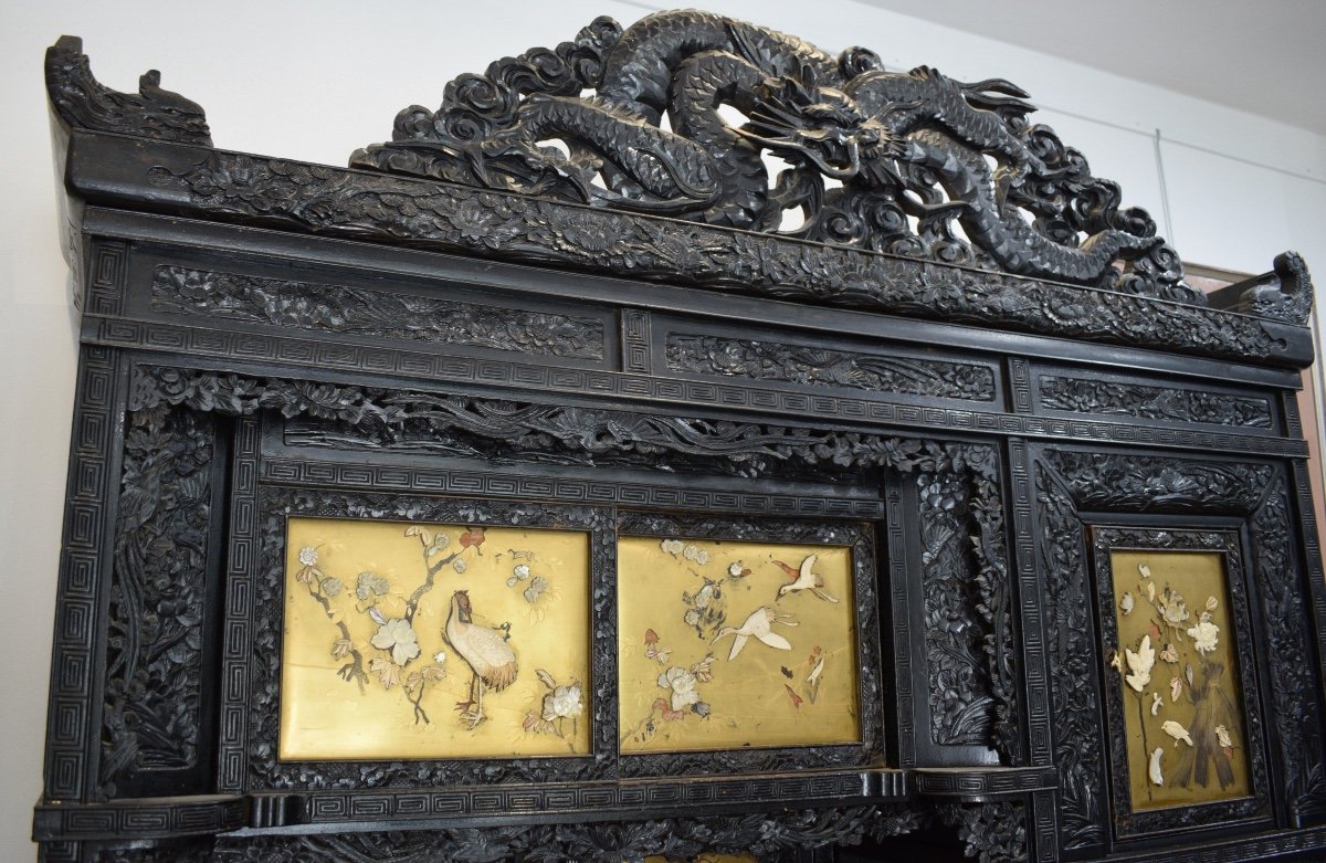 Important Cabinet In Finely Carved Exotic Wood And Shibayama Lacquer On A Gold Background -photo-5