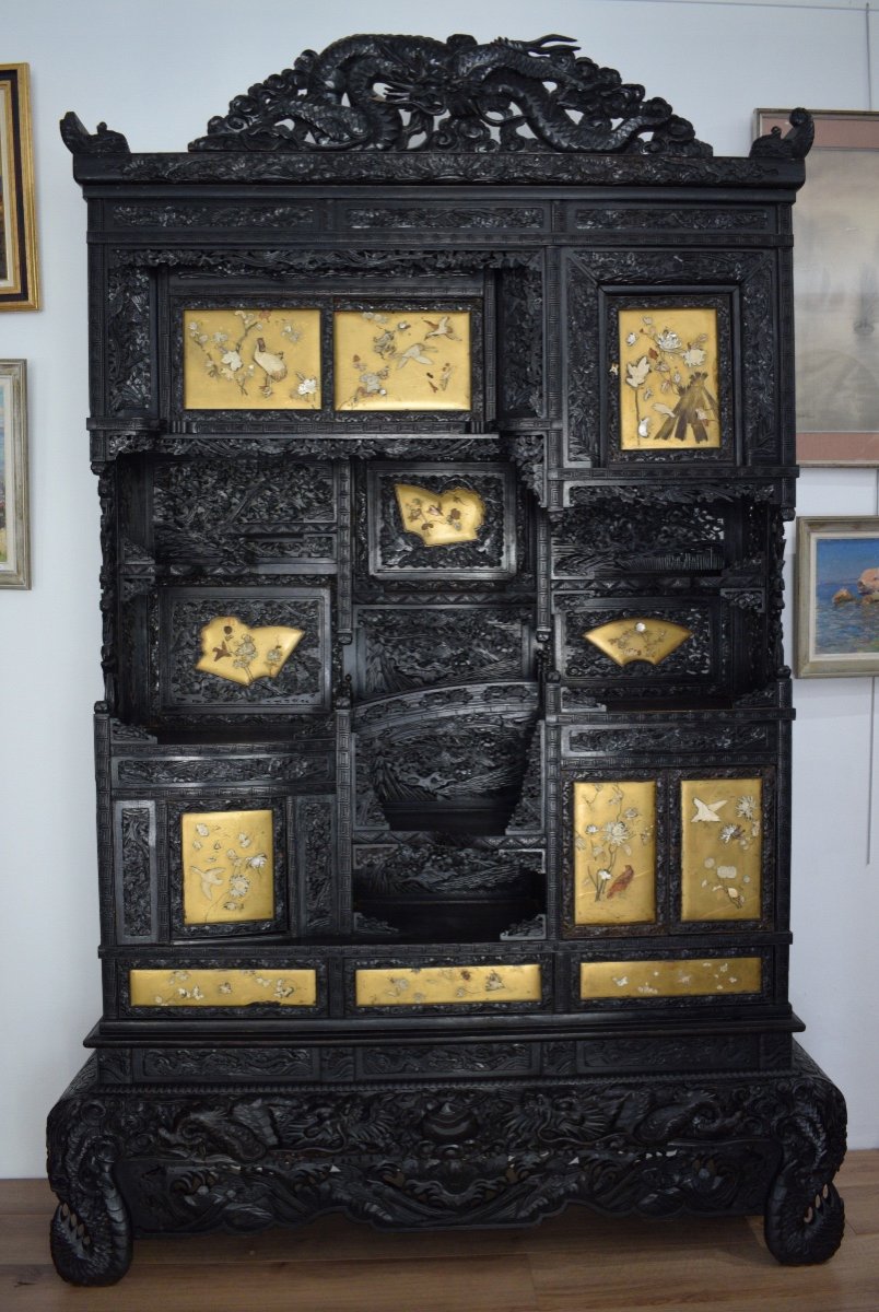 Important Cabinet In Finely Carved Exotic Wood And Shibayama Lacquer On A Gold Background 