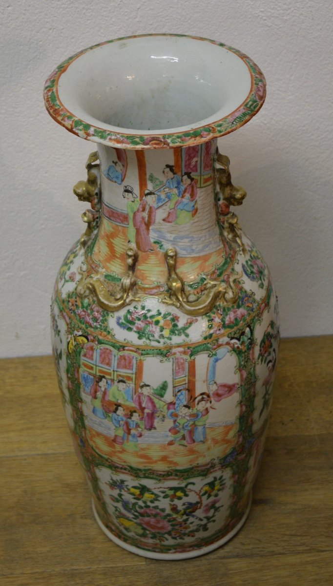 Grand Vase En Porcelaine Polychrome De Canton Aux émaux De La Famille Rose-photo-1