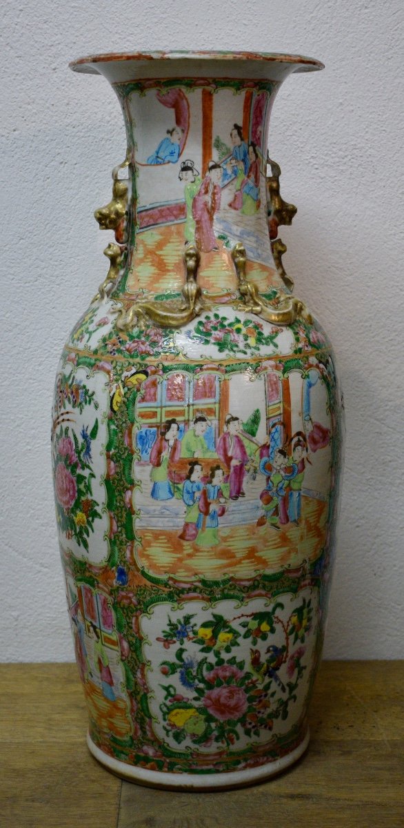 Grand Vase En Porcelaine Polychrome De Canton Aux émaux De La Famille Rose