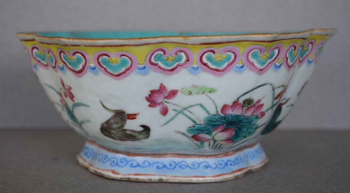 Coupe Polylobée En Porcelaine Aux émaux De La Famille Rose Marque Et Période Tongzhi-photo-2