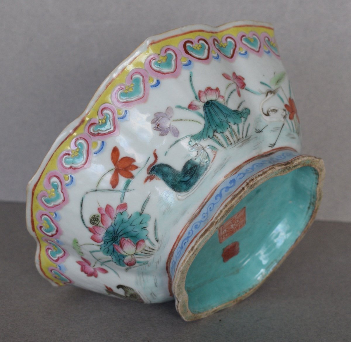 Polylobed Porcelain Cup With Famille Rose Enamels Tongzhi Mark And Period-photo-3