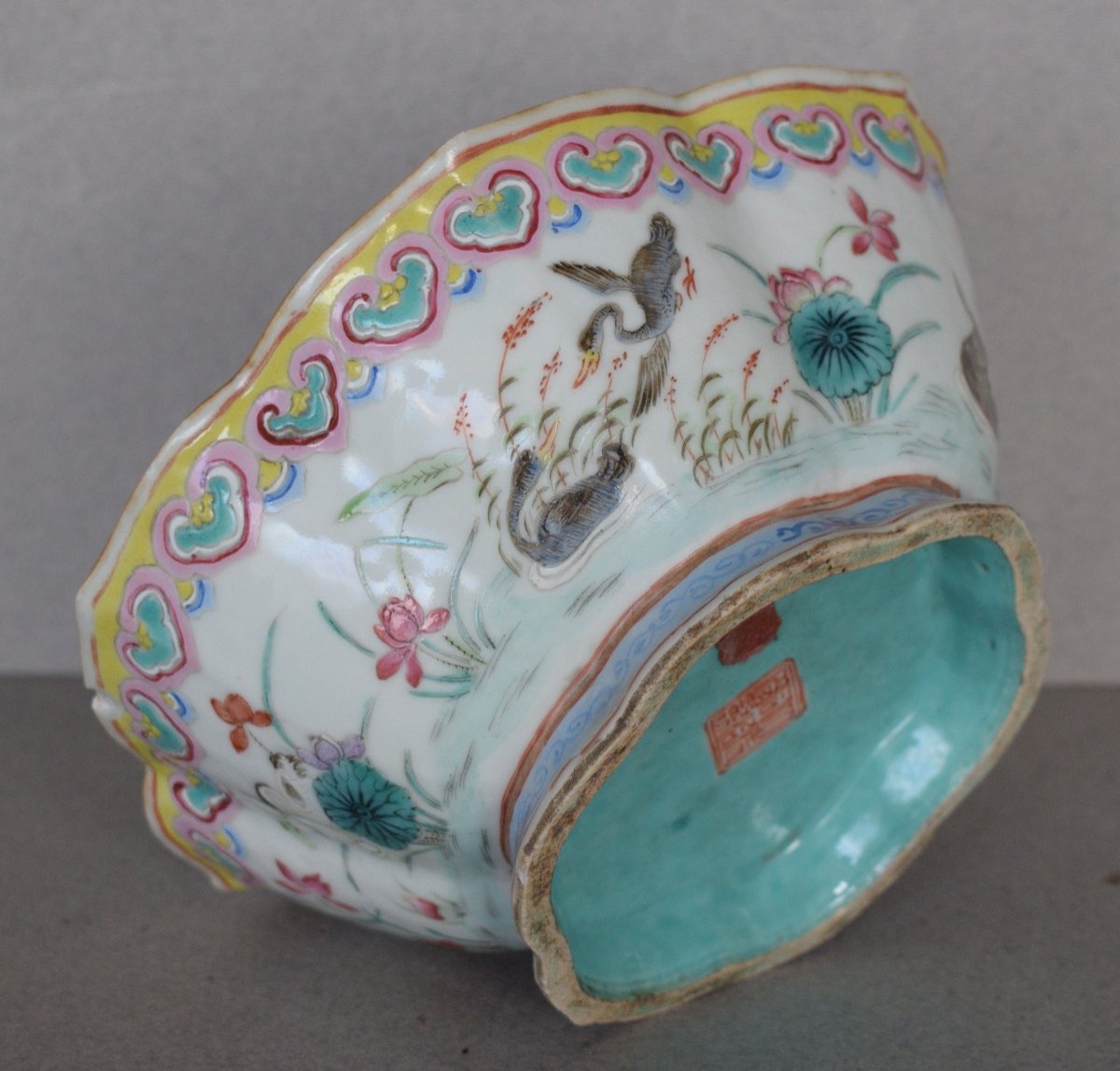 Polylobed Porcelain Cup With Famille Rose Enamels Tongzhi Mark And Period-photo-4