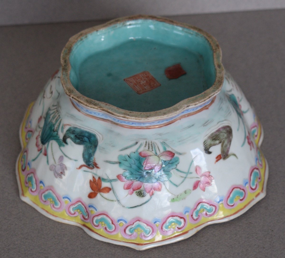 Polylobed Porcelain Cup With Famille Rose Enamels Tongzhi Mark And Period-photo-1