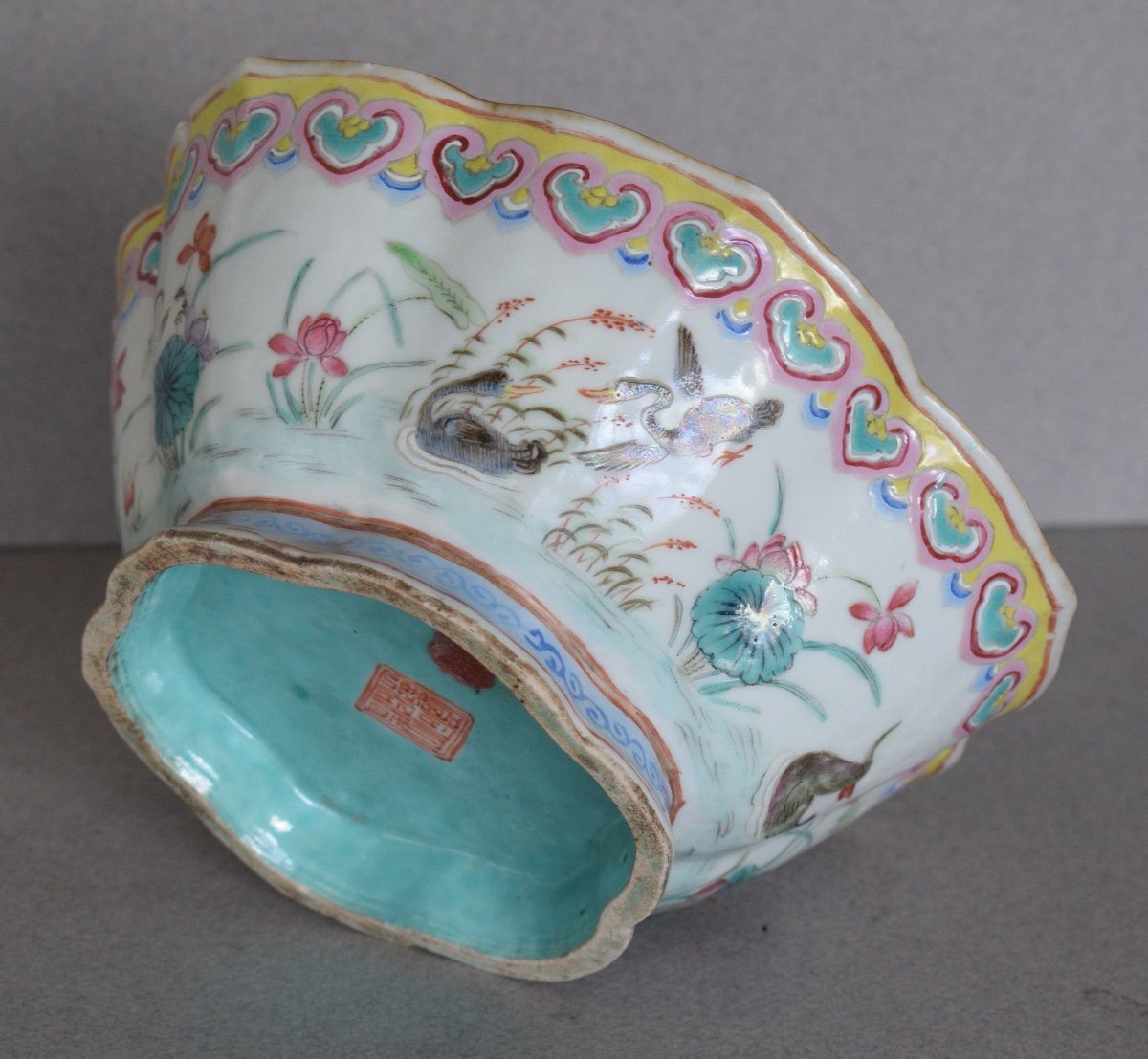 Coupe Polylobée En Porcelaine Aux émaux De La Famille Rose Marque Et Période Tongzhi-photo-3