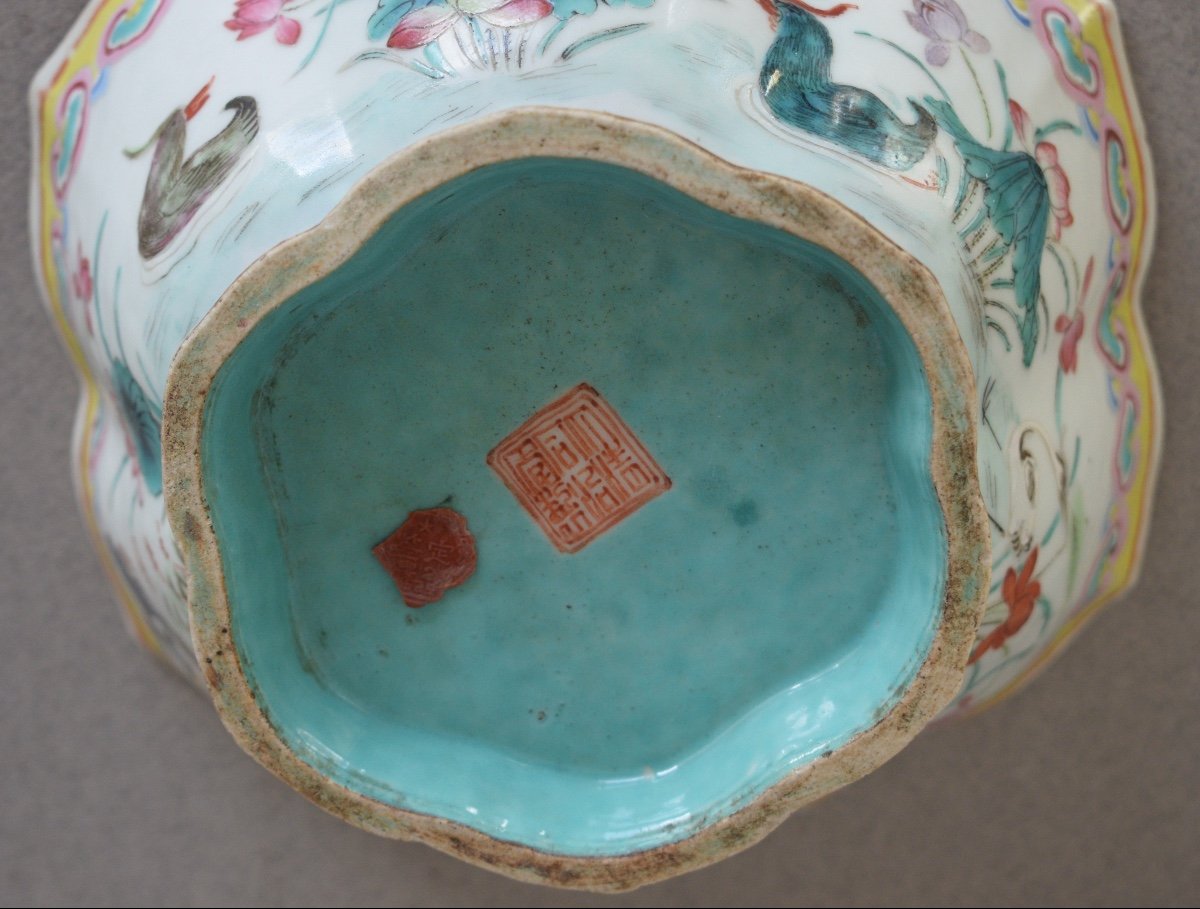 Polylobed Porcelain Cup With Famille Rose Enamels Tongzhi Mark And Period-photo-4