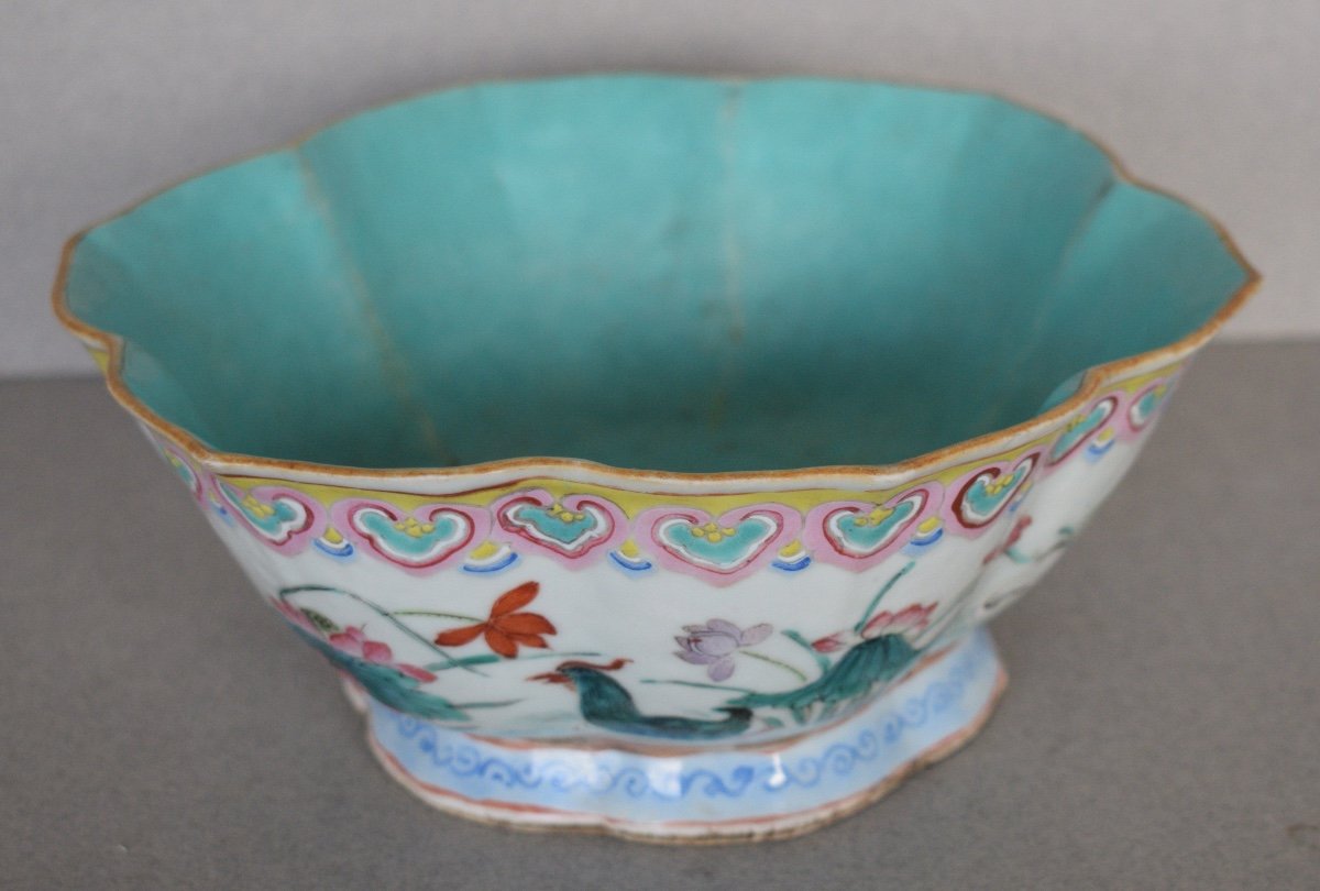 Polylobed Porcelain Cup With Famille Rose Enamels Tongzhi Mark And Period-photo-5