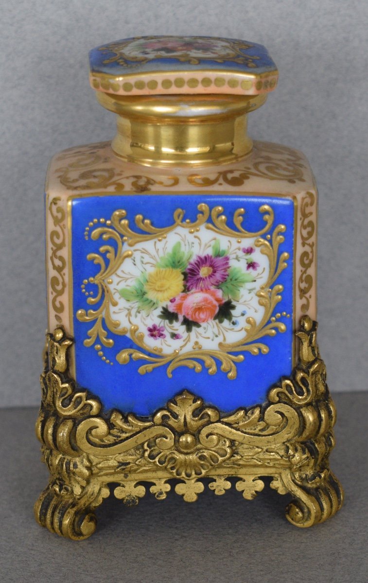 Flacon A Parfum En Porcelaine Polychrome