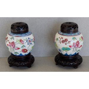 Paire De Petits Pots Couverts En Porcelaine