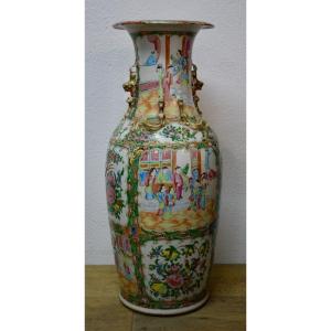 Grand Vase En Porcelaine Polychrome De Canton Aux émaux De La Famille Rose