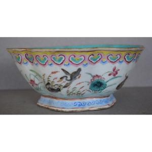 Coupe Polylobée En Porcelaine Aux émaux De La Famille Rose Marque Et Période Tongzhi