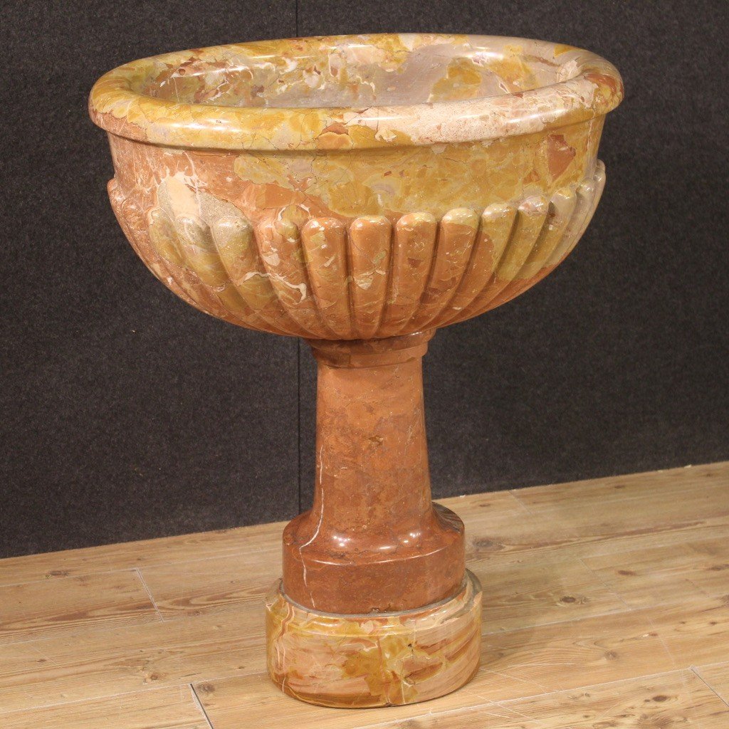 Italian Basin In Red Verona Marble From The 19th Century