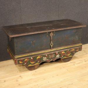 Indian Chest In Painted Wood From The 20th Century