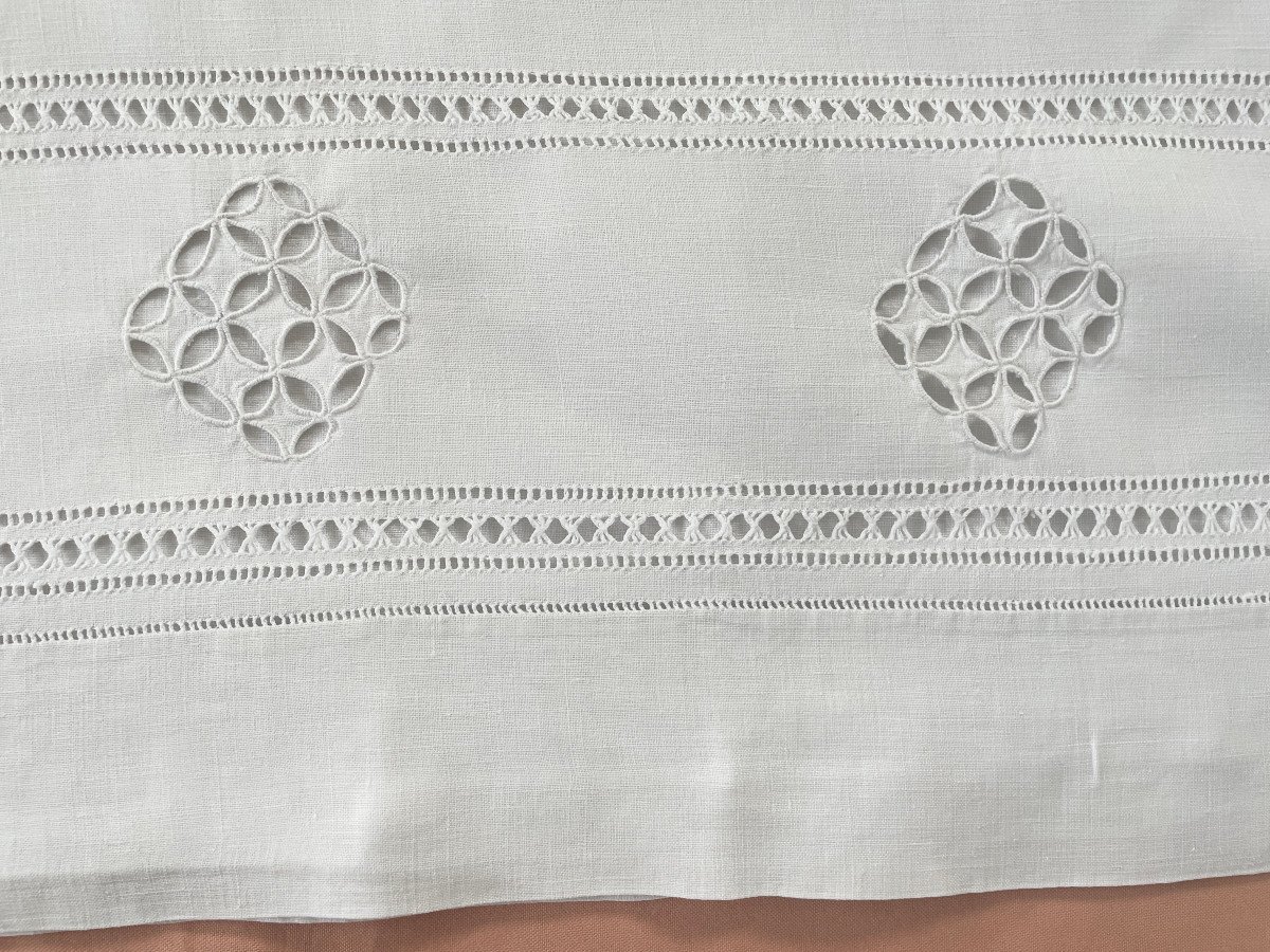 Sheet With Embroidered Returns, Beautiful Hand Embroidery And Yr Monogram On Fine Linen - Old Linen-photo-1