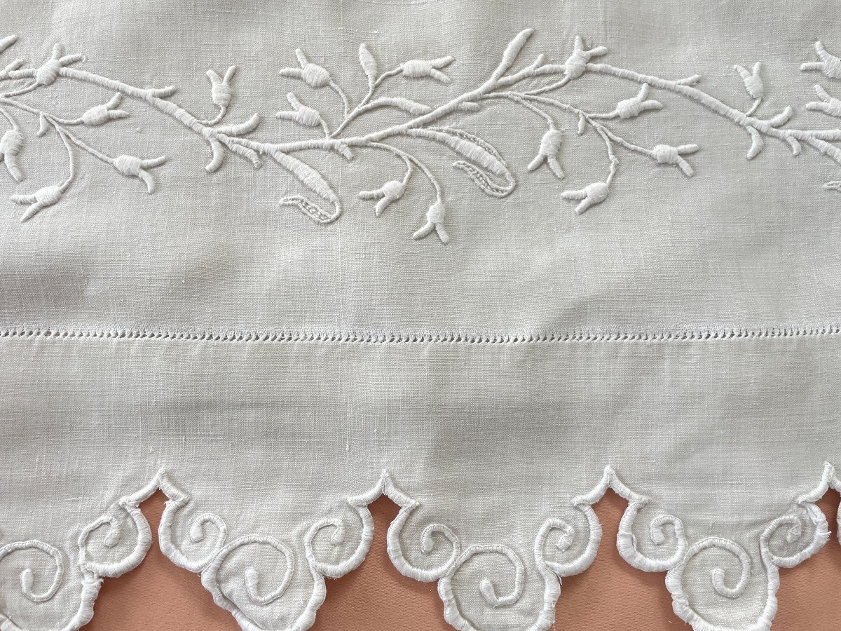 Large Scalloped Ef Sheet With Flower Garland On Fairly Thick Linen-photo-2