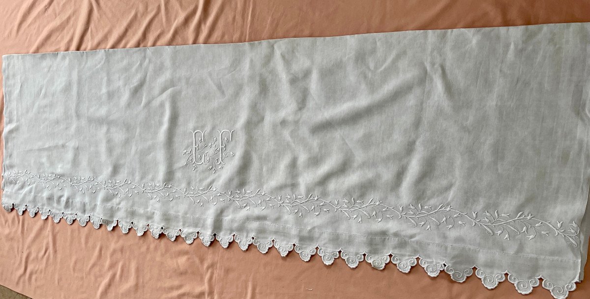 Large Scalloped Ef Sheet With Flower Garland On Fairly Thick Linen-photo-4