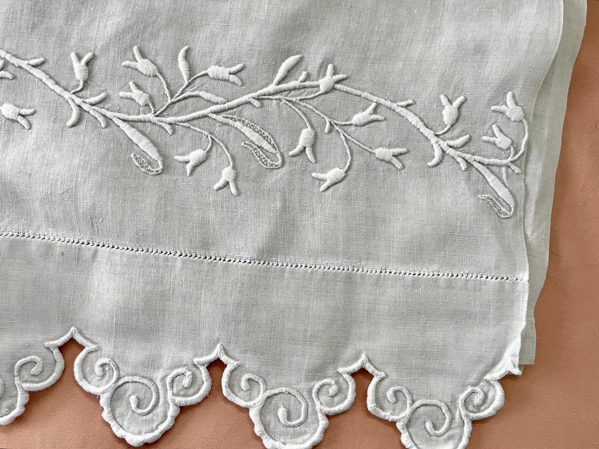 Large Scalloped Ef Sheet With Flower Garland On Fairly Thick Linen-photo-1