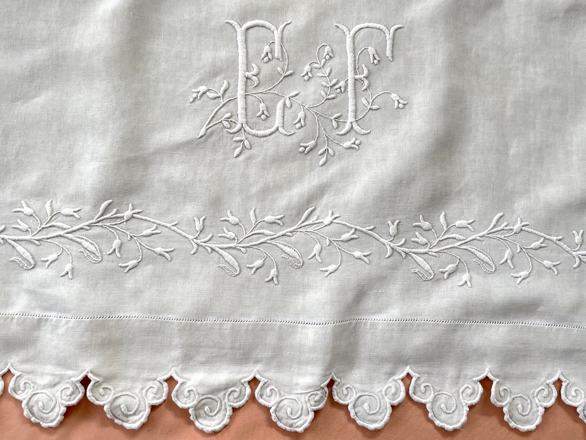 Large Scalloped Ef Sheet With Flower Garland On Fairly Thick Linen-photo-2