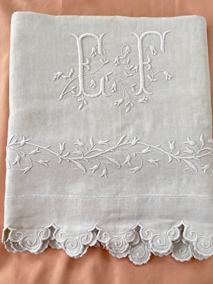 Large Scalloped Ef Sheet With Flower Garland On Fairly Thick Linen-photo-3