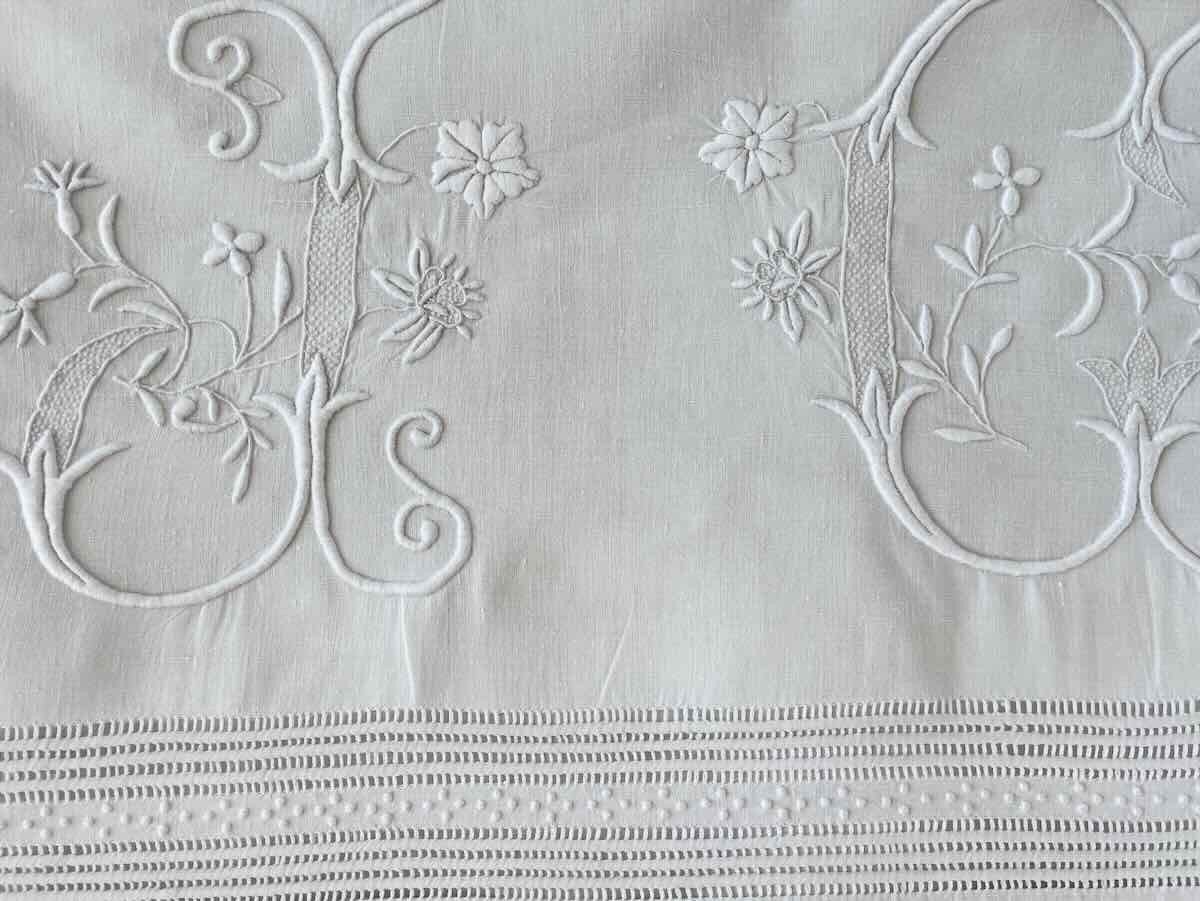 Grand Drap Avec Retours Brodés Sur Toile En Lin Fin Blanc Et Monogramme Jc-photo-2