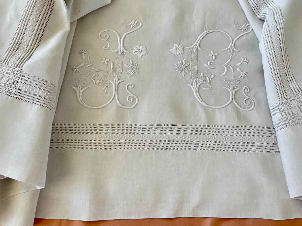 Grand Drap Avec Retours Brodés Sur Toile En Lin Fin Blanc Et Monogramme Jc-photo-3