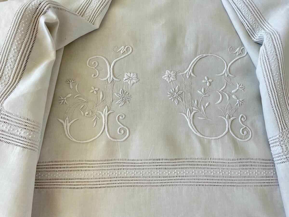 Grand Drap Avec Retours Brodés Sur Toile En Lin Fin Blanc Et Monogramme Jc-photo-4