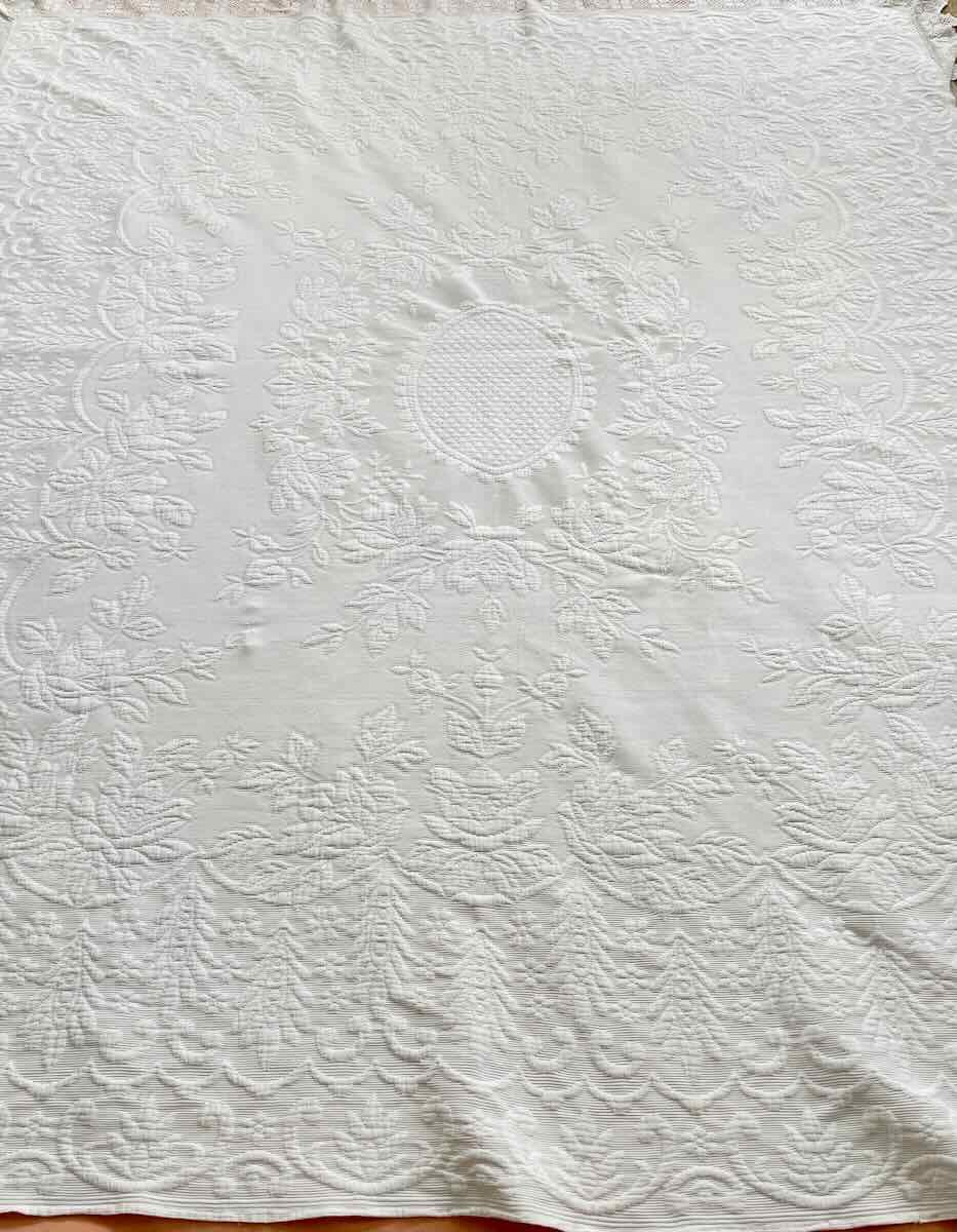 Provencal Blanket In White Pique, Beautiful Relief With Floral Motifs-photo-2