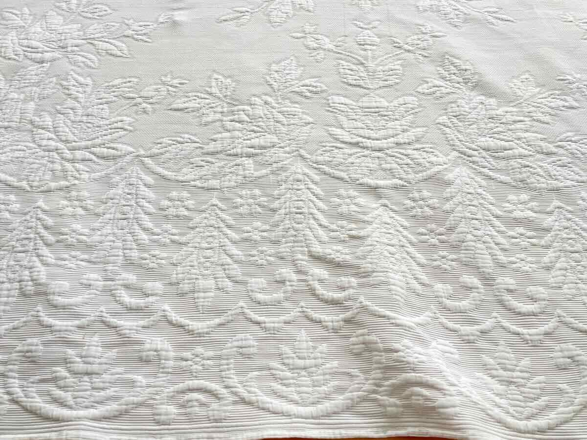 Provencal Blanket In White Pique, Beautiful Relief With Floral Motifs-photo-3