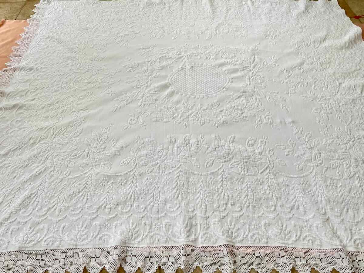 Provencal Blanket In White Pique, Beautiful Relief With Floral Motifs-photo-2