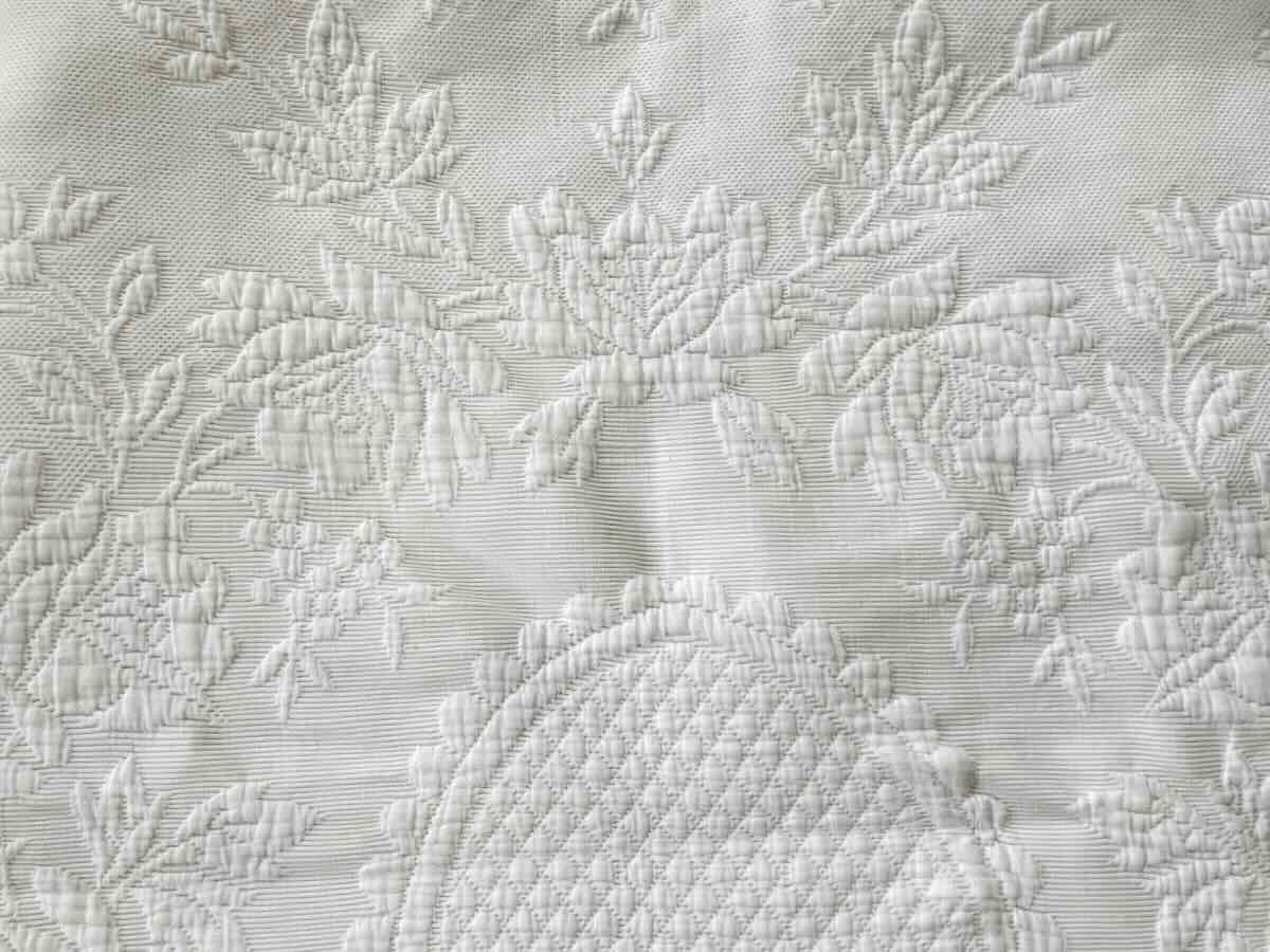 Provencal Blanket In White Pique, Beautiful Relief With Floral Motifs-photo-3