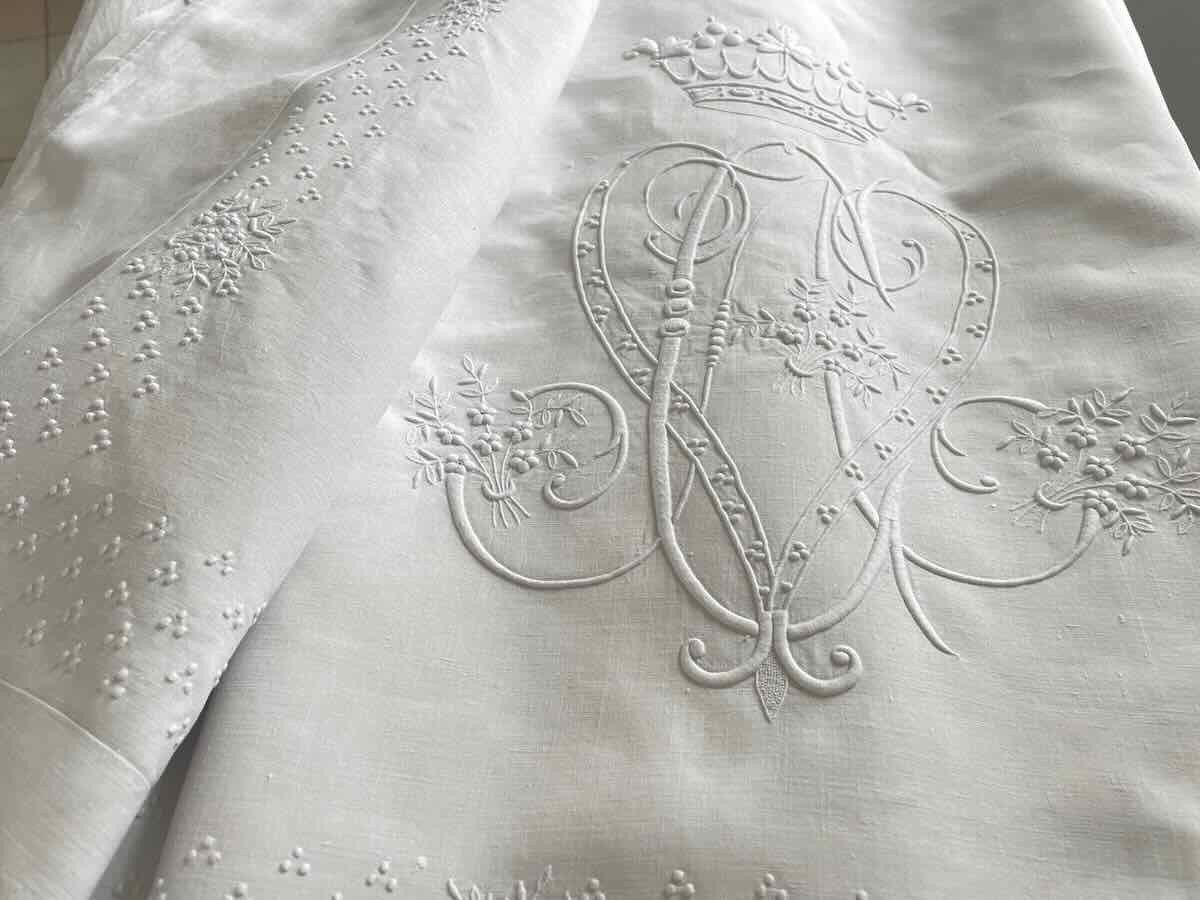 Grand Drap blanc Brodé Couronne De Marquis, Broderies Fleurs, Monogramme - Linge Ancien-photo-4