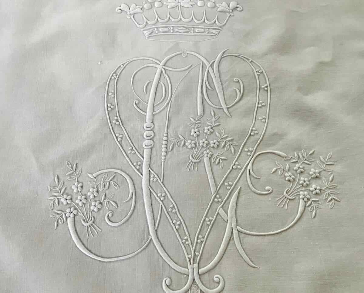 Grand Drap blanc Brodé Couronne De Marquis, Broderies Fleurs, Monogramme - Linge Ancien-photo-2