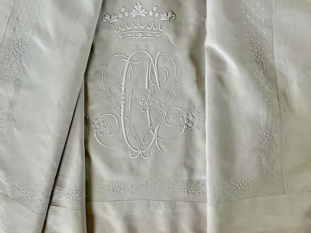 Grand Drap blanc Brodé Couronne De Marquis, Broderies Fleurs, Monogramme - Linge Ancien-photo-3