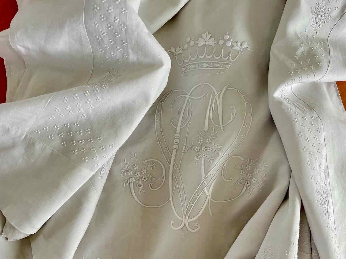 Grand Drap blanc Brodé Couronne De Marquis, Broderies Fleurs, Monogramme - Linge Ancien-photo-7