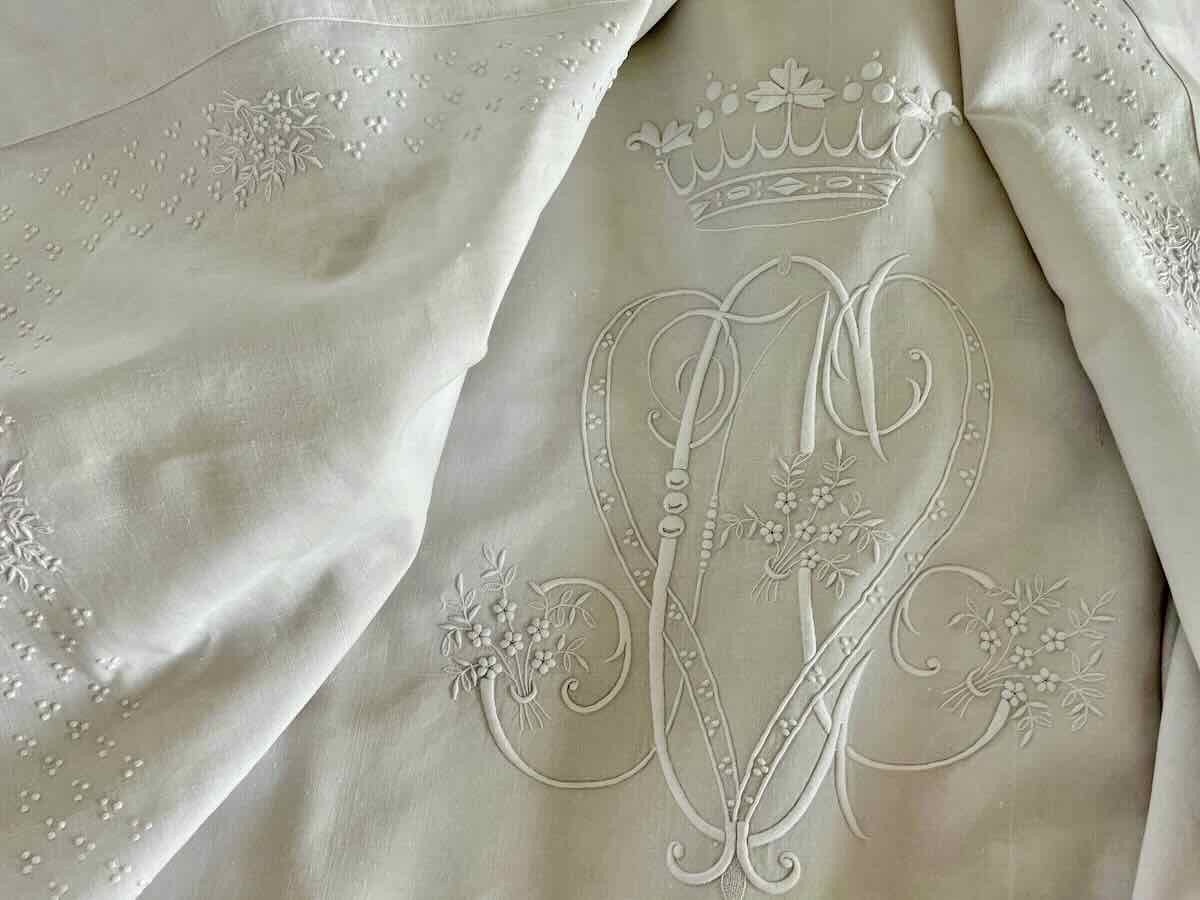 Grand Drap blanc Brodé Couronne De Marquis, Broderies Fleurs, Monogramme - Linge Ancien