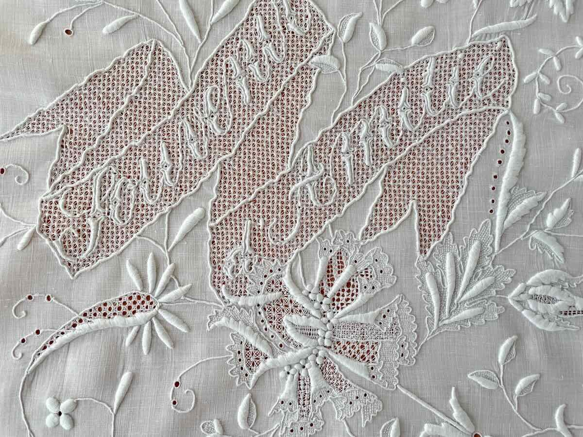 Exceptionnel Ouvrage De Dame : Souvenir d'Amitié, Broderie Main Sur Toile De Linon-photo-4