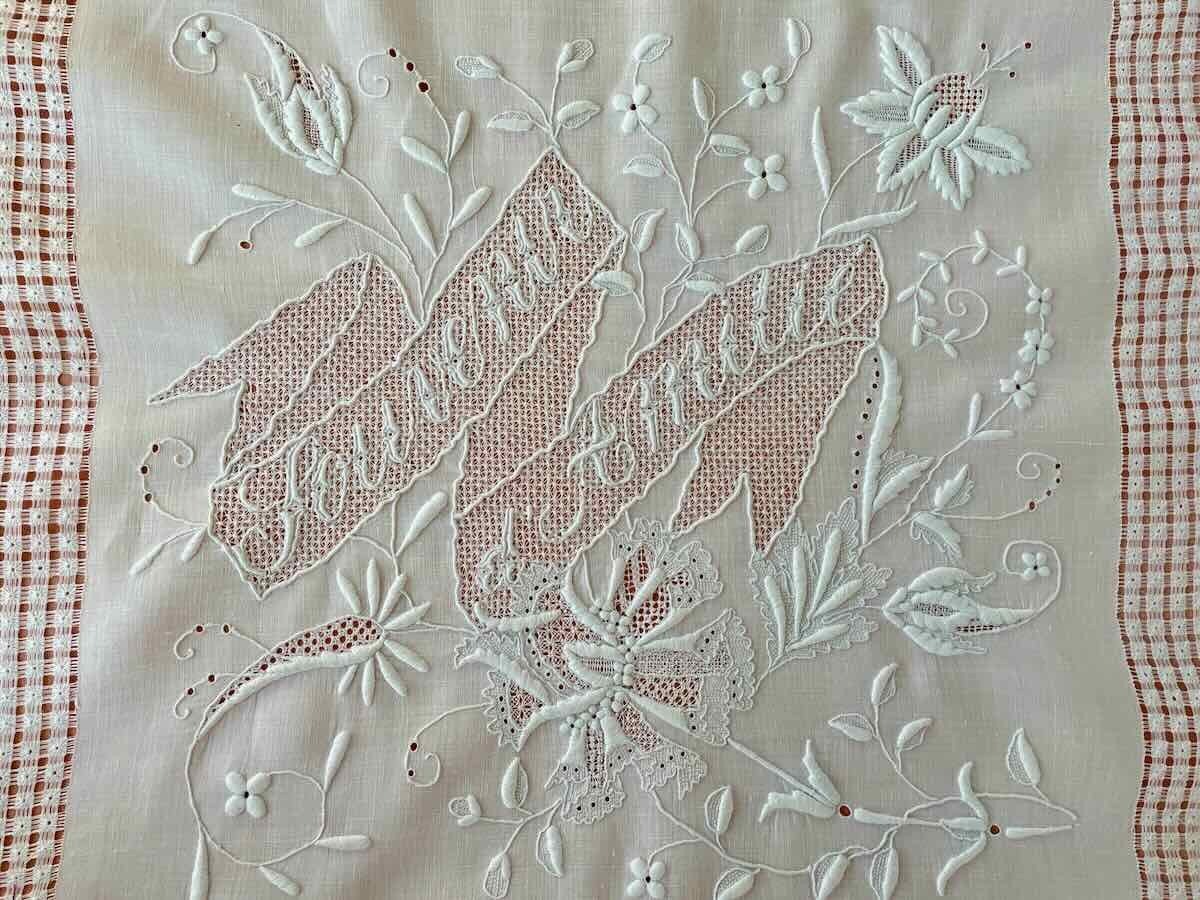 Exceptionnel Ouvrage De Dame : Souvenir d'Amitié, Broderie Main Sur Toile De Linon-photo-3