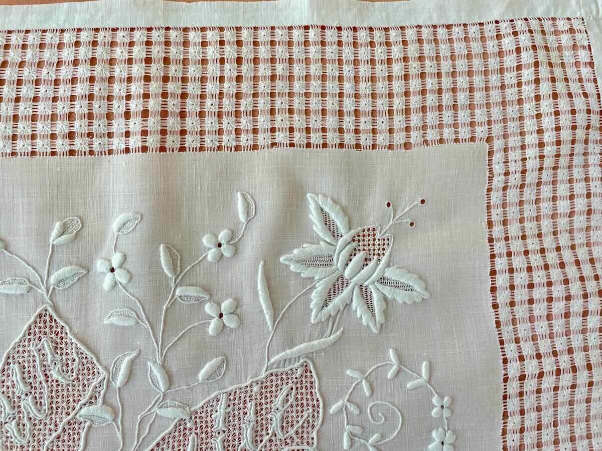 Exceptionnel Ouvrage De Dame : Souvenir d'Amitié, Broderie Main Sur Toile De Linon-photo-4