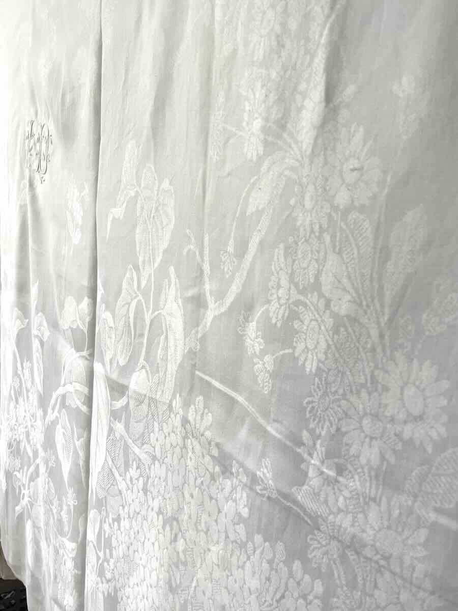 Grande Nappe Blanche En Damassé De Fil De Lin Avec Fleurs Et 2 Monogrammes Jd Linge Ancien-photo-4