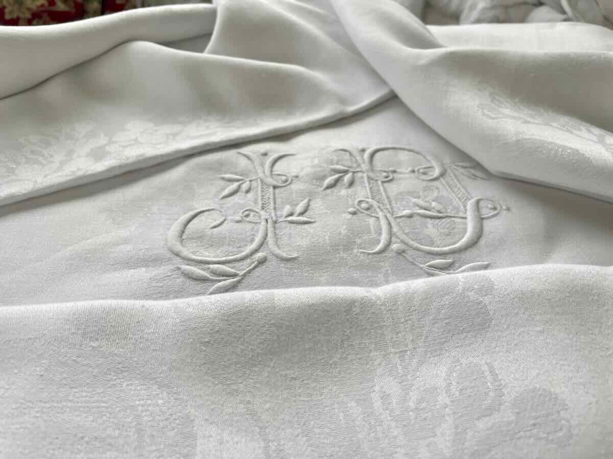 Grande Nappe Blanche En Damassé De Fil De Lin Avec Fleurs Et 2 Monogrammes Jd Linge Ancien