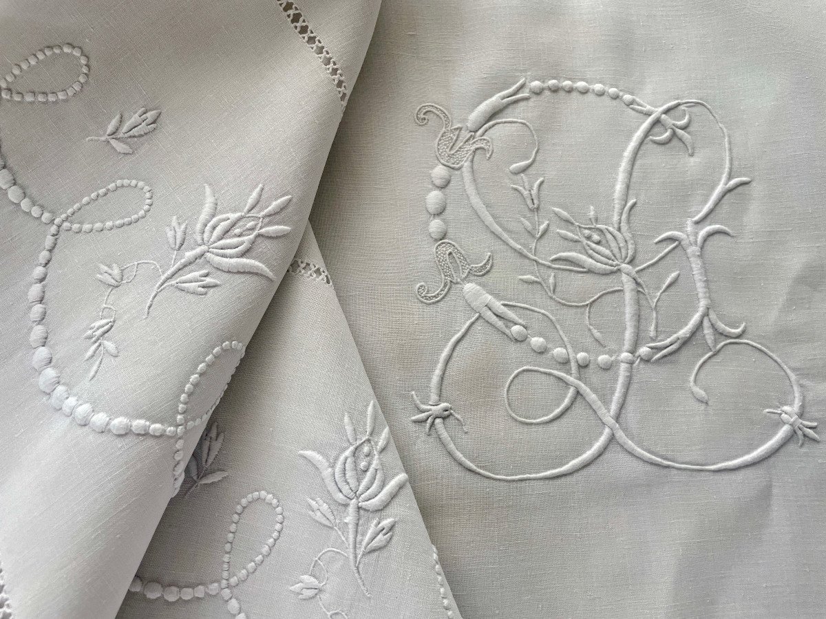 White Linen Thread Sheet: Garland With Rose Buds And Lc Monogram. Antique Linen-photo-2