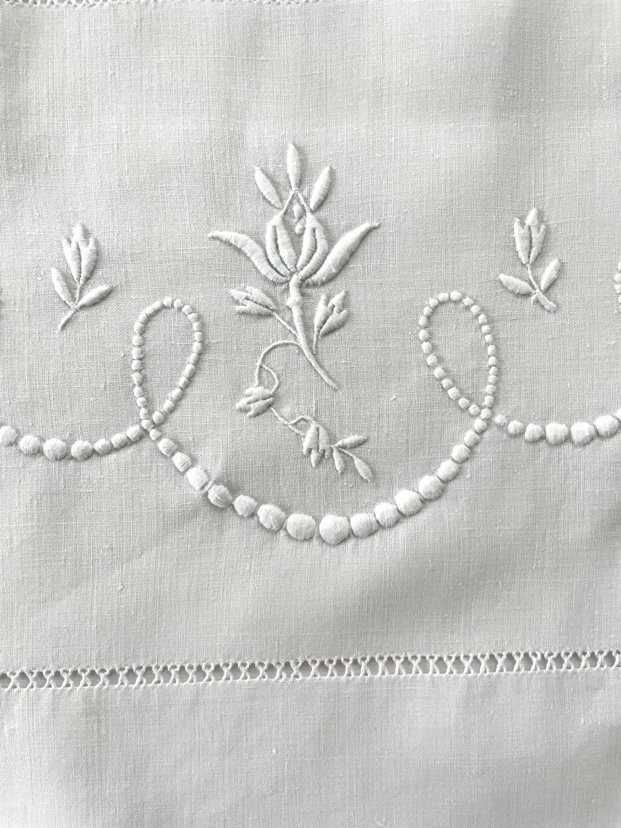 White Linen Thread Sheet: Garland With Rose Buds And Lc Monogram. Antique Linen-photo-3