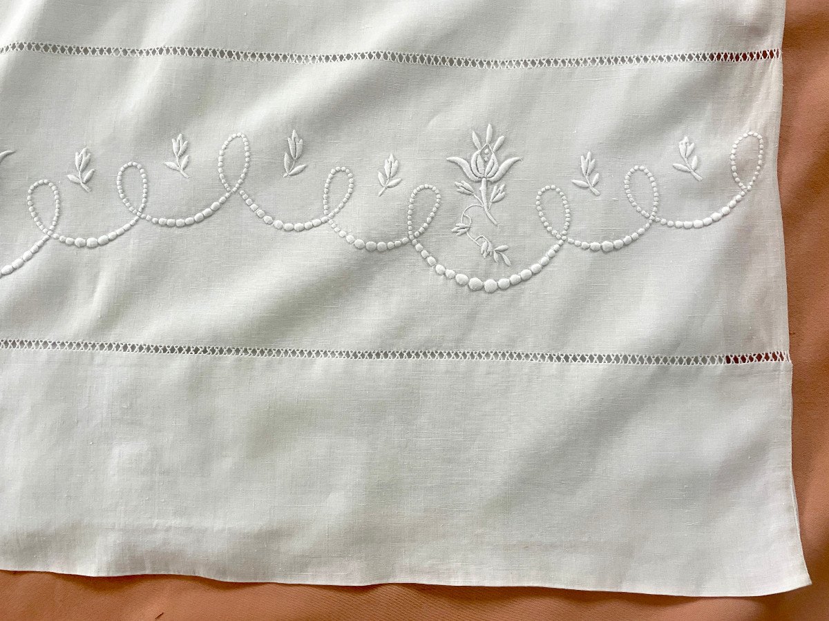 White Linen Thread Sheet: Garland With Rose Buds And Lc Monogram. Antique Linen-photo-1