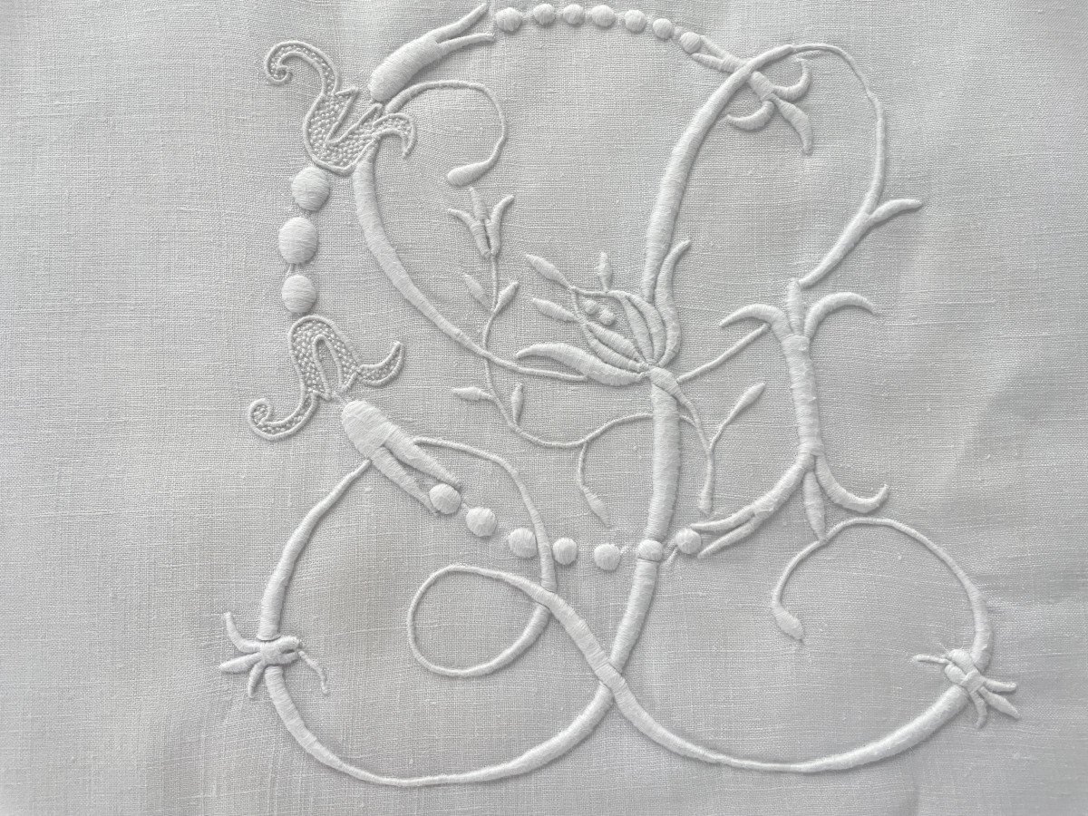 White Linen Thread Sheet: Garland With Rose Buds And Lc Monogram. Antique Linen-photo-2