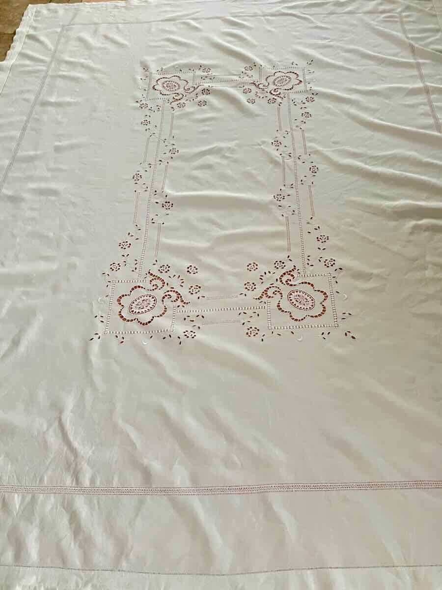 Merveilleuse Nappe Avec Imposante Broderie  Sur Toile De Lin  Fin- Linge Ancien-photo-2