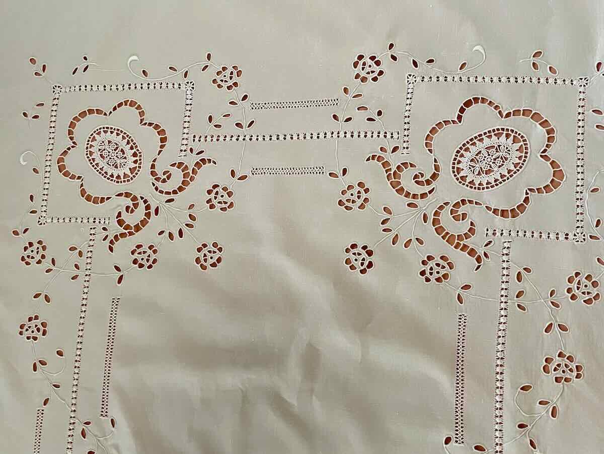 Merveilleuse Nappe Avec Imposante Broderie  Sur Toile De Lin  Fin- Linge Ancien-photo-3