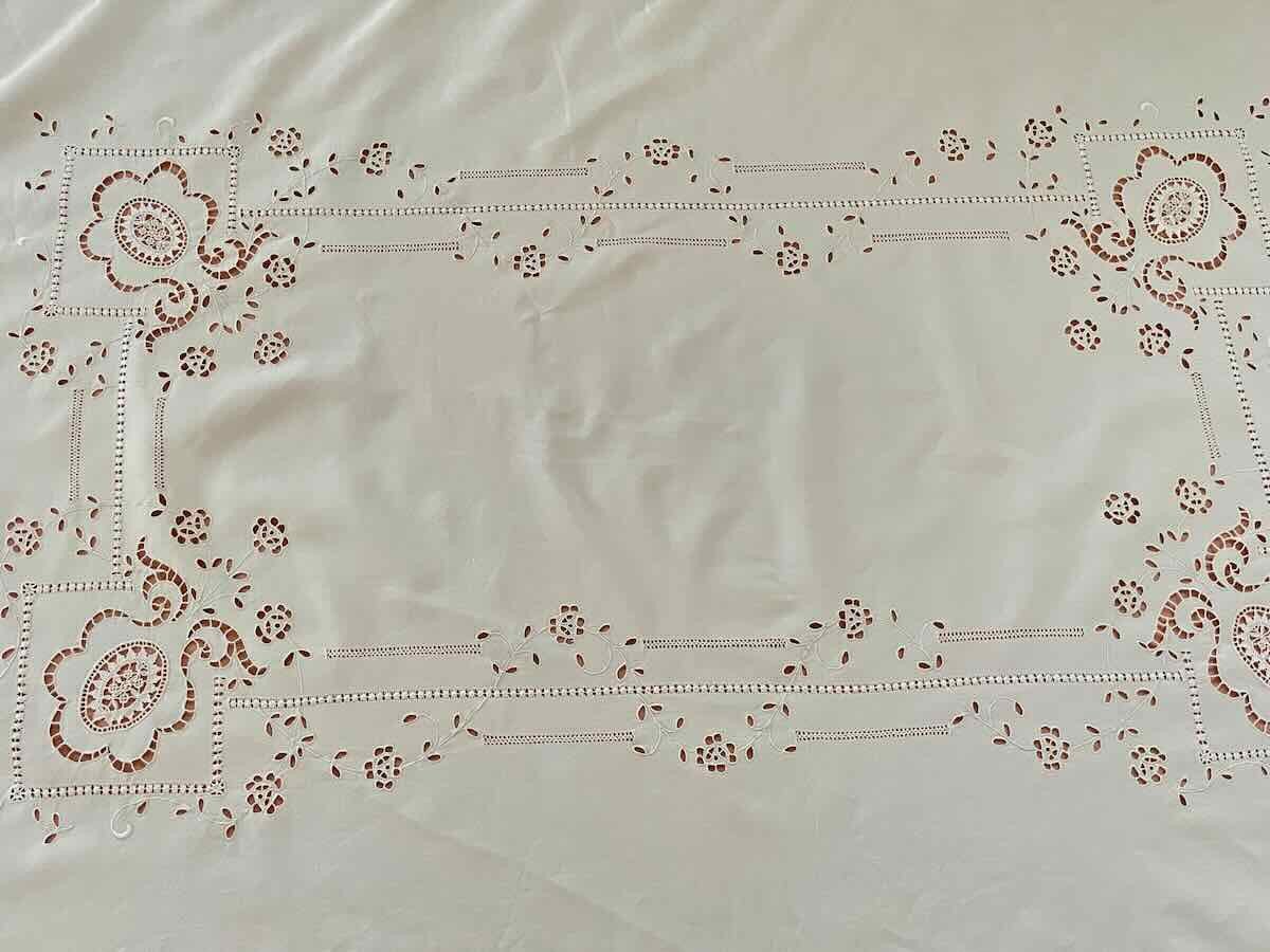 Merveilleuse Nappe Avec Imposante Broderie  Sur Toile De Lin  Fin- Linge Ancien-photo-4