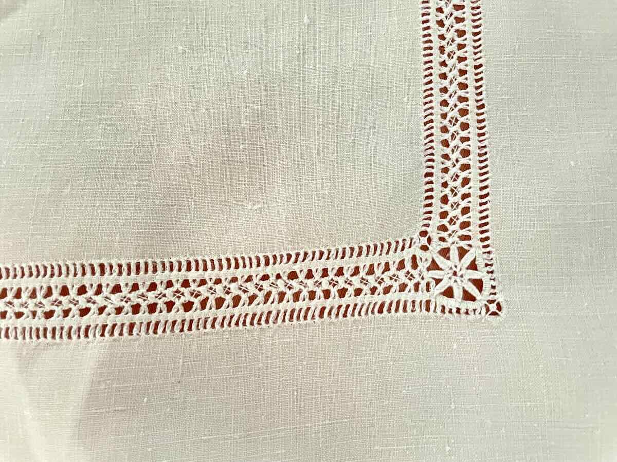 Merveilleuse Nappe Avec Imposante Broderie  Sur Toile De Lin  Fin- Linge Ancien-photo-1