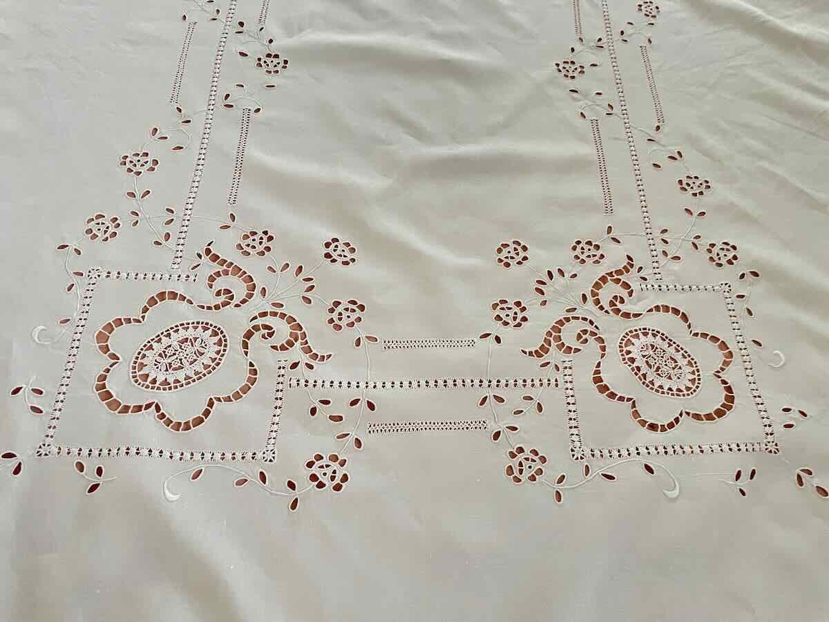 Merveilleuse Nappe Avec Imposante Broderie  Sur Toile De Lin  Fin- Linge Ancien-photo-3