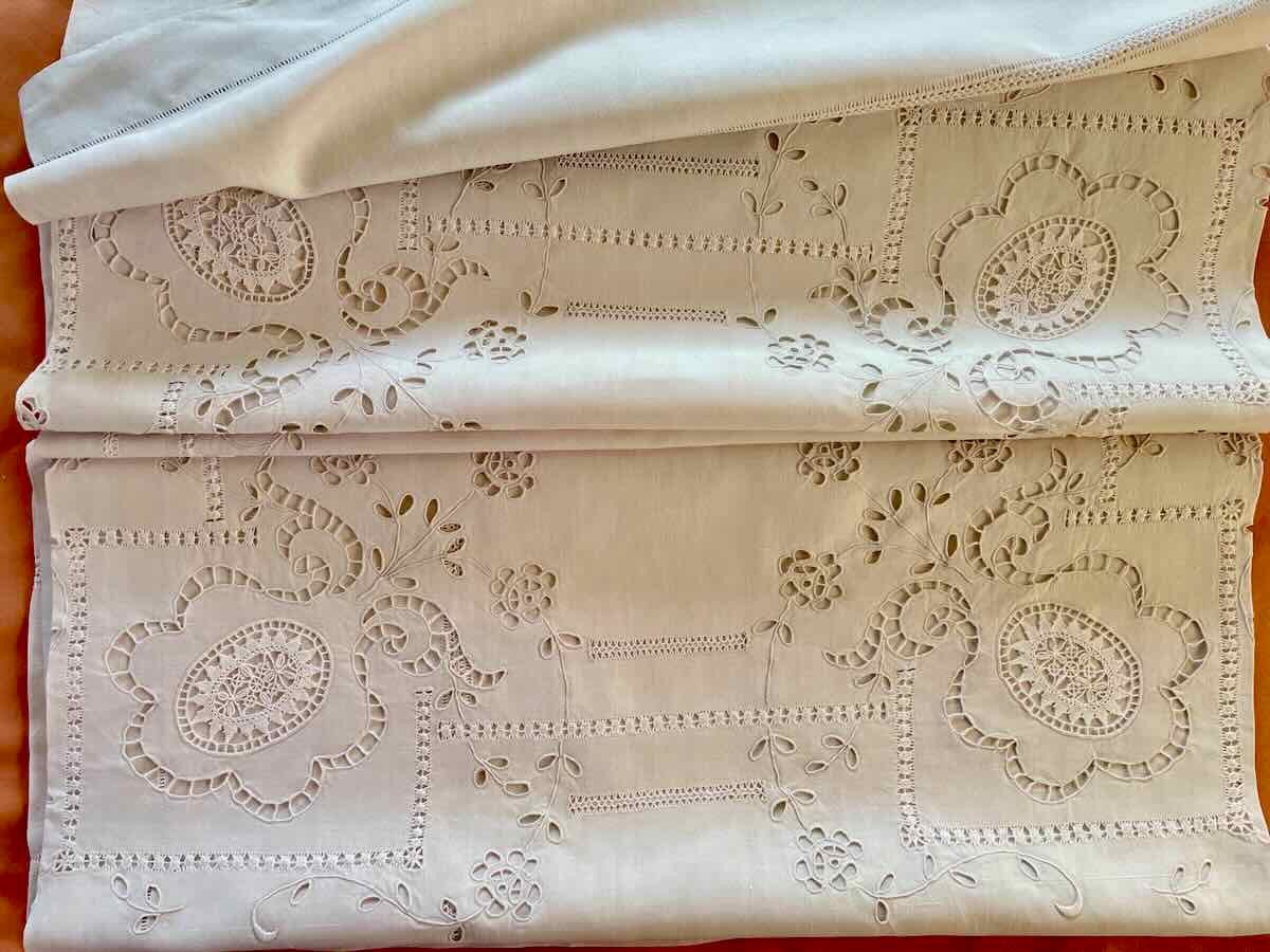 Merveilleuse Nappe Avec Imposante Broderie  Sur Toile De Lin  Fin- Linge Ancien-photo-4